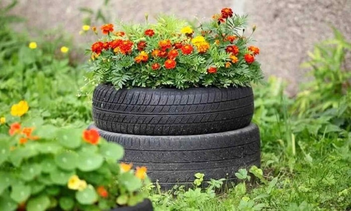 Клумба із вживаних покришок